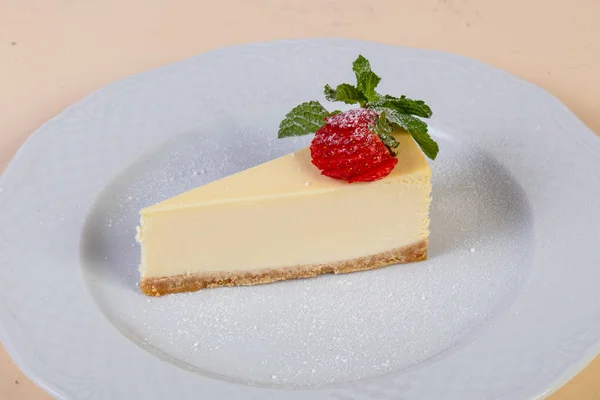 Cheesecake Med Jordgubbar Serveras Mint — Stockfoto