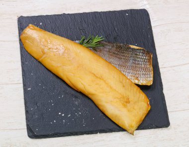 Baharat ile tuzlu beyaz balık füme