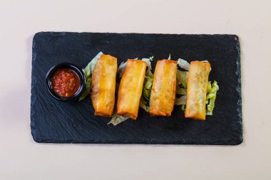 Bahar rulo domates sos ile 