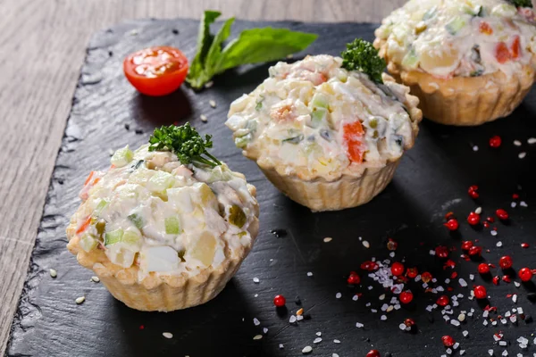 Canapé Ensalada Ruso Con Hierbas —  Fotos de Stock