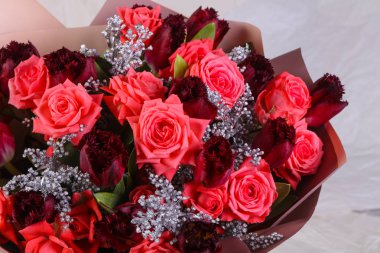 Diğer çiçeklerle birlikte taze güller.