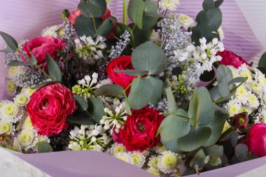 Diğer çiçeklerle birlikte taze güller.