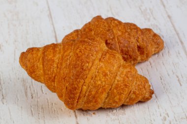 Lezzetli geleneksel pişmiş Fransız kruvasan