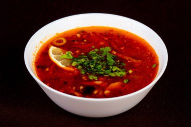 Rus Solyanka çorbası zeytin ile