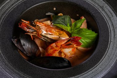 Fesleğen yaprakları ile deniz ürünleri makarna