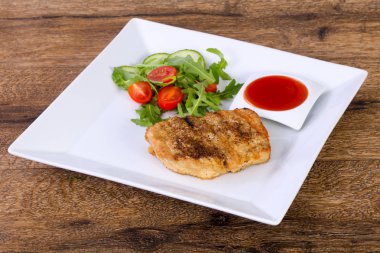 Izgara domuz sos ve salata sosu ile