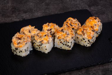 Japon baharatlı suşi ve rulolar