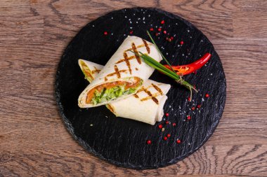 Somon soğan ve kırmızı biber servis tortilla rulo