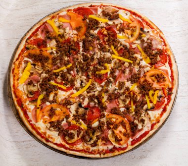 Kıyılmış et ve sebze pizza