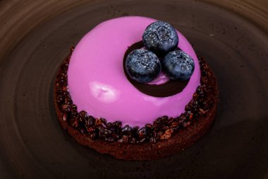 Böğürtlenli ve kremalı kek