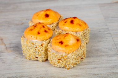 Japon pişmiş rulo ile balık