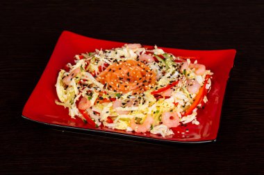 Somon ve karides salatası sesam tohum hizmet