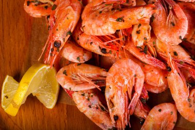 Limon ve otlar ile haşlanmış karides