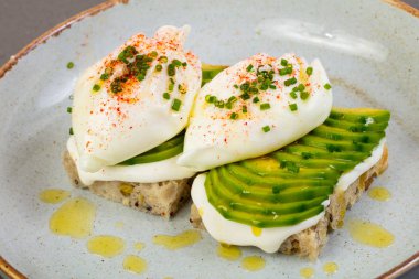 Bruschetta benedict yumurta ve avokado