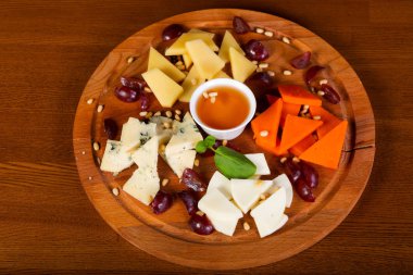 Peynir tabağı ile bal ve sedir fındık