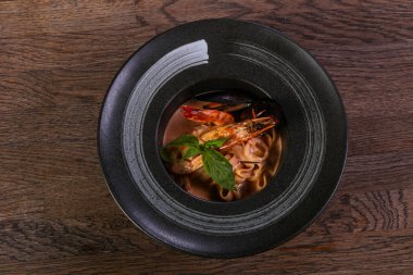 Fesleğen yaprakları ile deniz ürünleri makarna