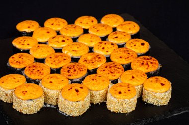 Japonca set balık ve pirinç ile rulo