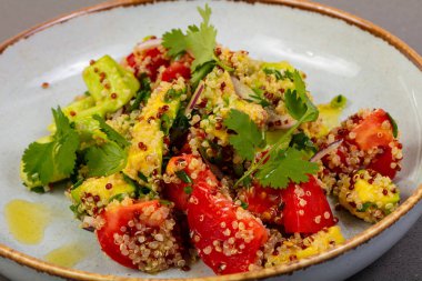 Avokado, sebze ve quinoa salata