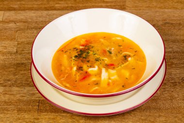 Bitki ve baharatlı tavuk çorbası.