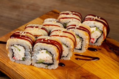 Yılan balığı ile Japon geleneksel rulo