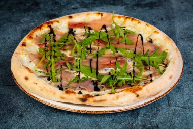 Pizza jambon ve rucola ile