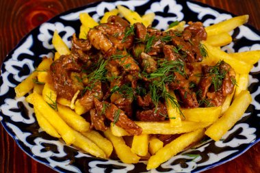 Sığır eti ve dereotu ile kızarmış patates
