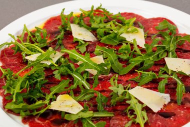 Carpaccio sığır eti ve parmesan ile