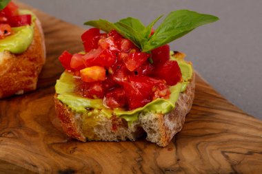 Bruschetta domates ve avokado