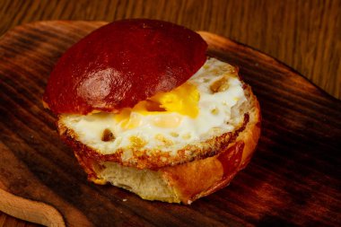 Ev yapımı lezzetli burger peynirli