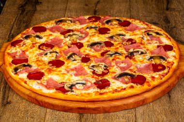 Sosis ve peynir pizza