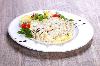 Limon ve kiraz domates surimi Yengeç Salatası hizmet