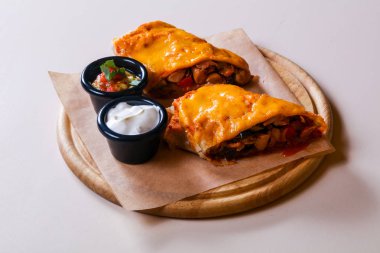 İki soslu tavuklu böreği