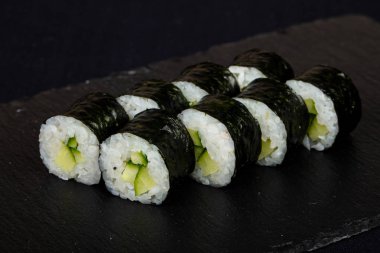 Japon vegan rulo salatalık ile