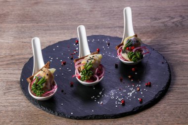 Wirh soğan ve ekmek ringa snack