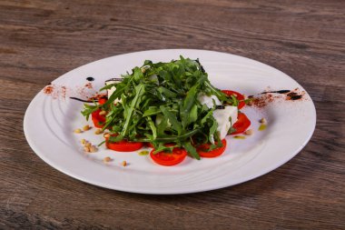 Roka ve mozzarella Caprese salatası