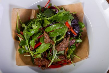 Biftek salata otlar ve baharatlar ile