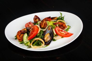 Deniz ürünleri ve rucola salatası