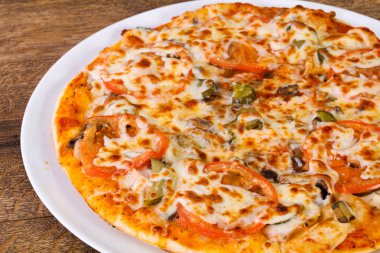 Etli ve peynirli pizza.