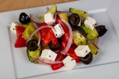 Beyaz peynirli geleneksel Yunan salatası