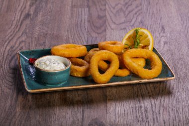 Hizmet limon sos ile kalamar halkaları