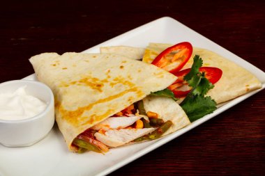 Tavuk ve sebzeli tortilla.