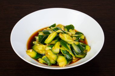 Çince sarımsak ile salatalık turşusu