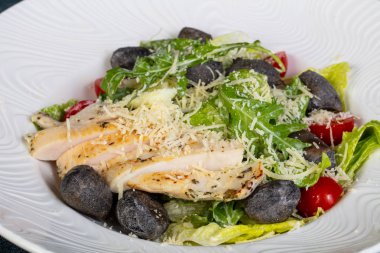 Tavuk ve parmesan peynirli sezar salatası.