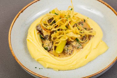 Sığır-straganof ezdim patates ile 