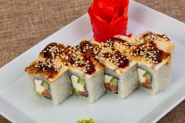 Yılan balığı ile rulo ve somon sos