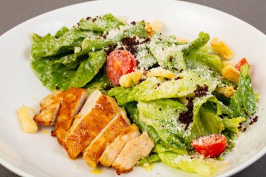 Sezar tavuk ve parmesan ile