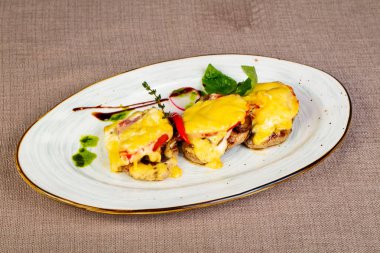 Peynir ve mantarlı tavuk göğsü