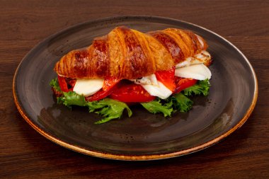 Kruvasan tavuk ve peynir ile