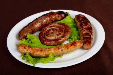 Izgara sosis plaka karışımı salata ile