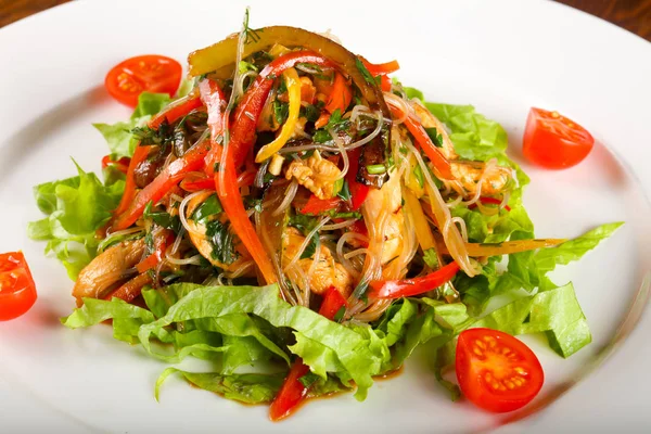 Heißer Salat Mit Huhn Und Glasnudeln — Stockfoto